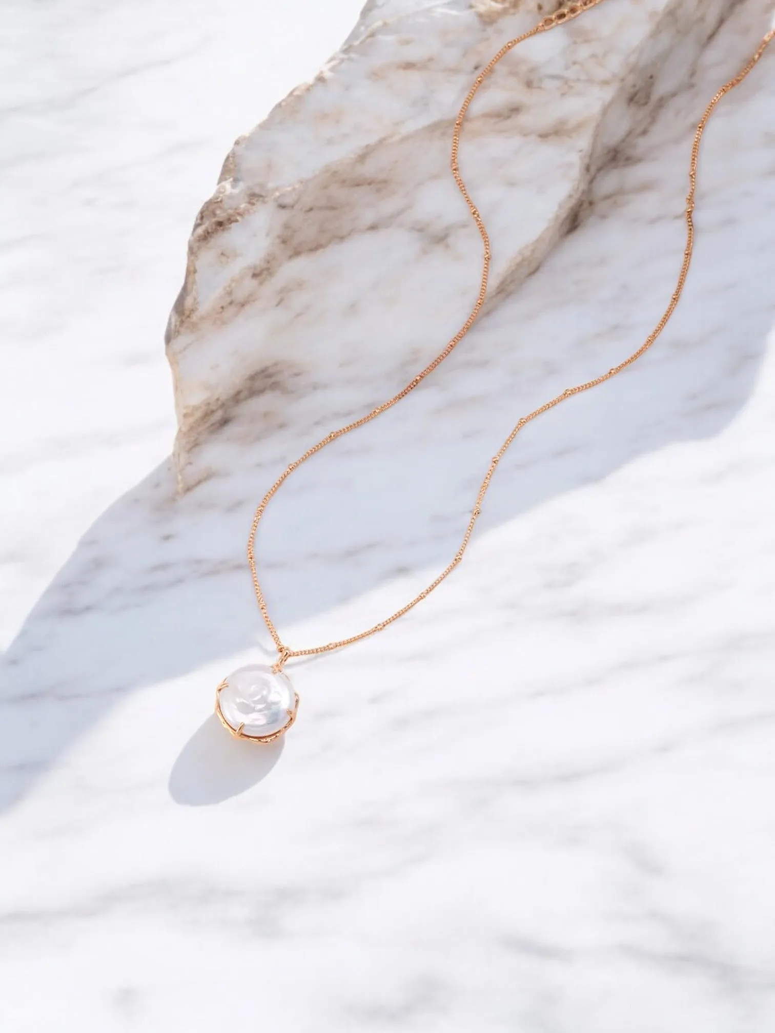 Circonda - Dainty Big round Pearl Pendant Necklace