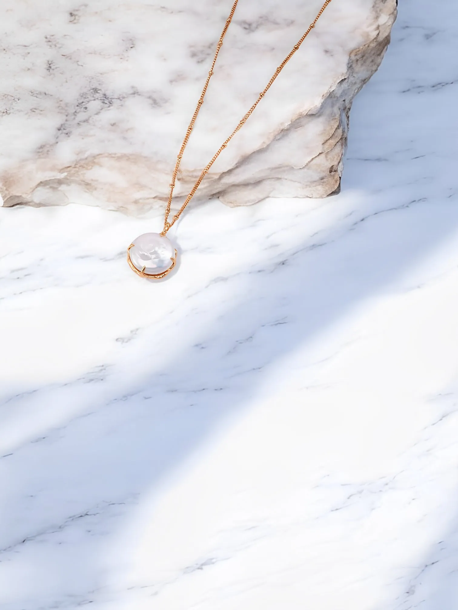 Circonda - Dainty Big round Pearl Pendant Necklace